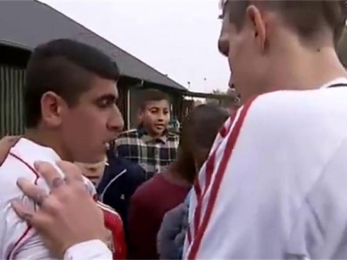 Jugador de Liverpool le regaló su camiseta a espectador después de golpearlo .