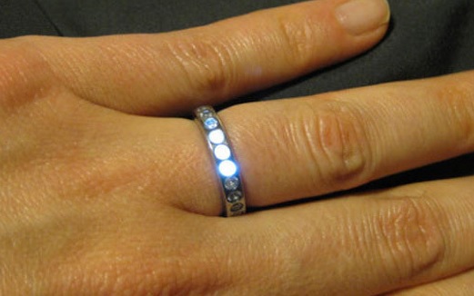 Anillo de compromiso que resplandece cuando el novio está cerca Anillo de compromiso que resplandece cuando el novio está cerca