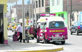 Ambulancia de bomberos es usada para cargar cajas de cerveza Ambulancia de bomberos es usada para cargar cajas de cerveza