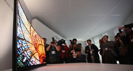 Samsung presenta un televisor con pantalla flexible Samsung presenta un televisor con pantalla flexible