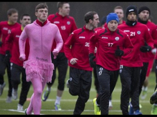 Mira el curioso castigo que tuvo que cumplir este jugador en el entrenamiento Mira el curioso castigo que tuvo que cumplir este jugador en el entrenamiento