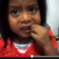 Padre obliga a su hija de seis años a comer cucarachas