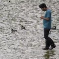 Mira cómo un hombre sorprende a todos caminando sobre el agua