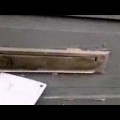 Gato enojado lucha con cartero que intenta entregar correspondencia