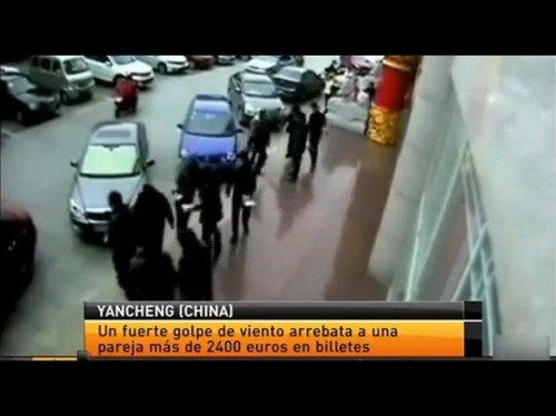 VIDEO: Viento se llevó más de 2.000 euros que acababan de retirar del banco en China VIDEO: Viento se llevó más de 2.000 euros que acababan de retirar del banco en China