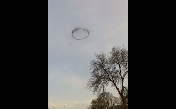 VIDEO: Aparece un extraño anillo negro gigante en el cielo en Reino Unido VIDEO: Aparece un extraño anillo negro gigante en el cielo en Reino Unido