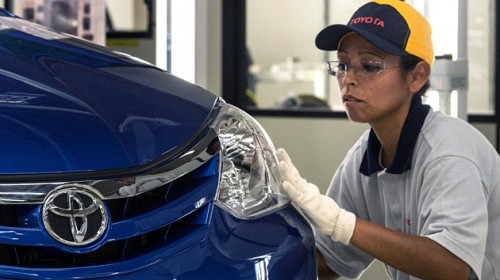 Toyota da la espalda a los robots y empieza a sustituirlos por personas Toyota da la espalda a los robots y empieza a sustituirlos por personas