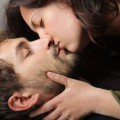 Conoce el lado peligroso de los besos.
