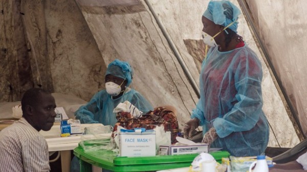 Una enfermera alegó que “El ébola fue inventado para ocultar el canibalismo”.