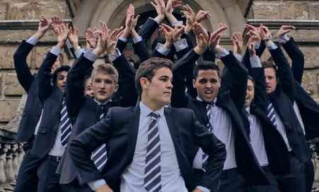 El clip muestra a los 15 estudiantes vestidos de traje y corbata cantando a capella y bailando al estilo de la colombiana.
