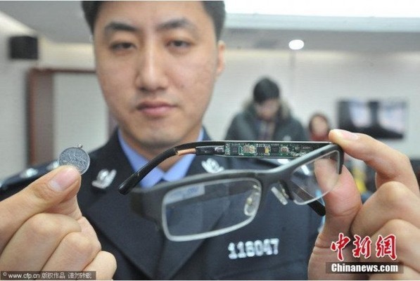 Una cámara oculta en los lentes con un pequeño receptor unido a la moneda. Esto fue descubierto en Shenyang, provincia de Liaoning, China. / Foto: difusión