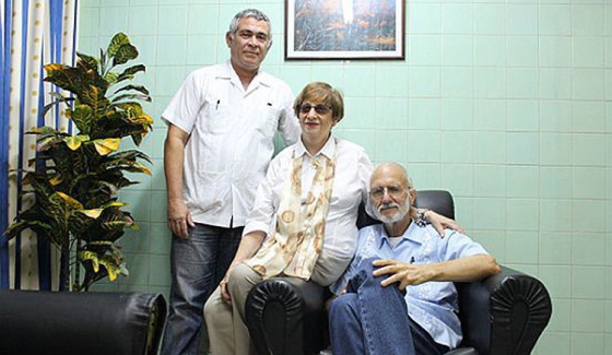 Alan Gross (derecha), de USAID, con miembros de la comunidad judía cubana, en 2012, antes de su condena / Reuters