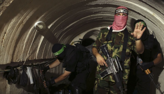 Un combatiente de las Brigadas Ezzedin Al Qasam, brazo armado de Hamás, el lunes en un túnel de Gaza / MOHAMMED SALEM (REUTERS)