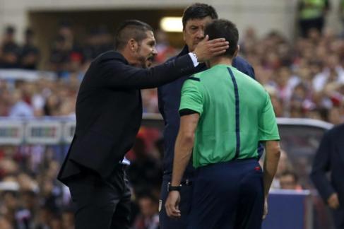  El técnico argentino le da una colleja al cuarto árbitro. Juan Carlos Hidalgo EFE 