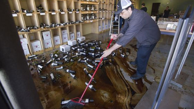 El encargado de una tienda de vino en Napa limpia el desastre. / David Paul Morris (Bloomberg) | vídeo: reuters-live!