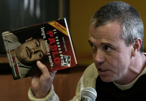 Popeye con un libro sobre el narcotraficante Pablo Escobar / AP