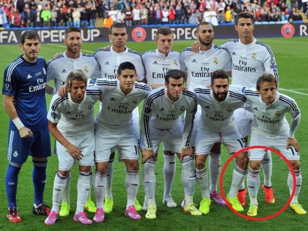 Cristiano Ronaldo tuvo una manera particular de posar en la foto del Real Madrid. El delantero portugués pretendió ser el más alto en la instantánea del once blanco.