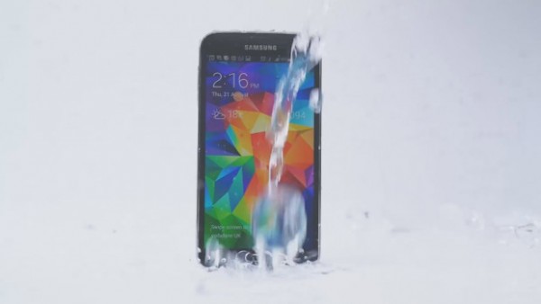 El Galaxy S5 toma el Ice Bucket Challenge y reta al iPhone a hacer lo mismo.