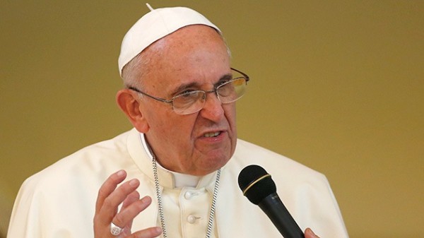 El papa Francisco llama hipócritas a los religiosos que “viven como ricos”.