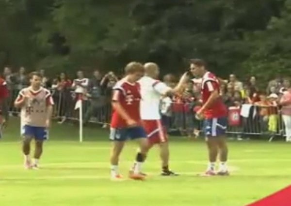 Guardiola encaró a Pizarro y Müller en práctica del Bayern.