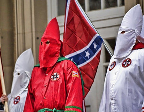 El Ku Klux Klan amenaza con matar a inmigrantes latinoamericanos.