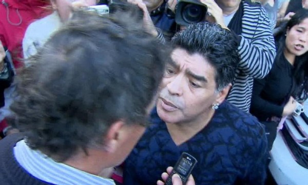 Diego Maradona ataca a un periodista y crea polémica.