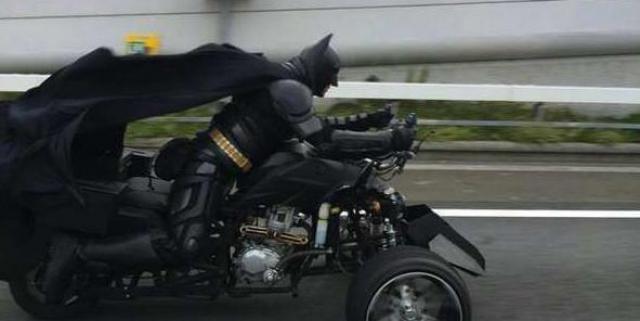  Tendencias > Virales      Video     Imagen  Familia capta a "Batman" conduciendo a toda velocidad en la carretera