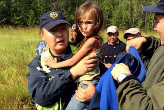 Katrina Chikitova, de 4 años, se perdió en un bosque de Siberia lleno de lobos y osos. Sobrevivió por 12 días con ayuda de su perro.