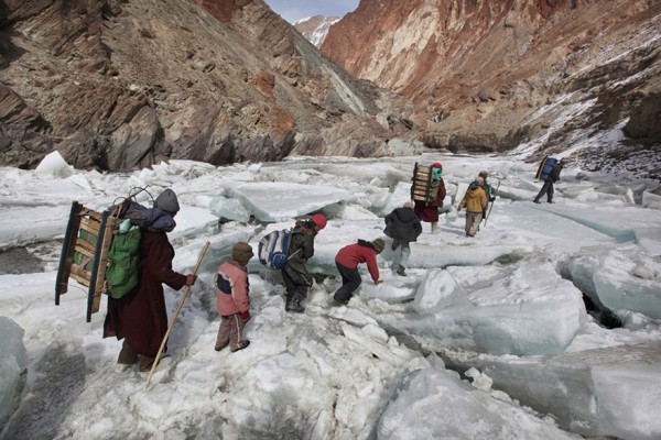 Estos niños viajan a un internado a través del Himalaya, Zanskar, Himalaya Indio