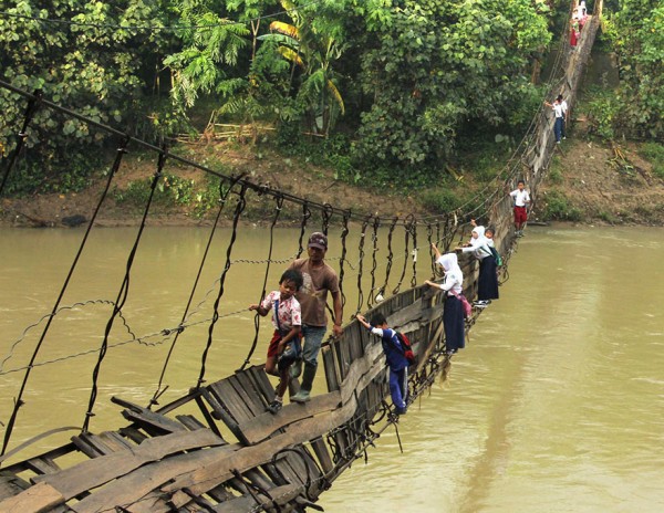 Escolares cruzan un puente dañado, Lebak, Indonesia