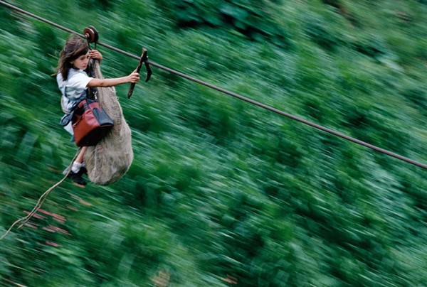 Niños volando sobre un cable de 800 m de largo y 400 m sobre el rió negro, Colombia.