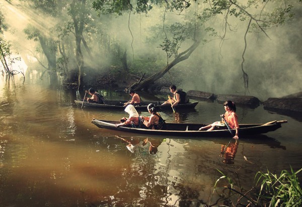 Alumnos van a la escuela en una canoa, Riau, Indonesia