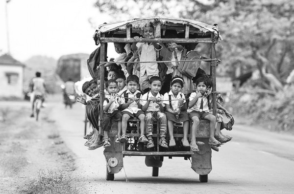Encima de un Tuktuk (Auto Rickshaw) para ir a la escuela, Beldanga, India