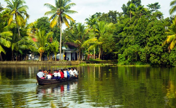 Alumnos viajando en un bote en Kerala, India