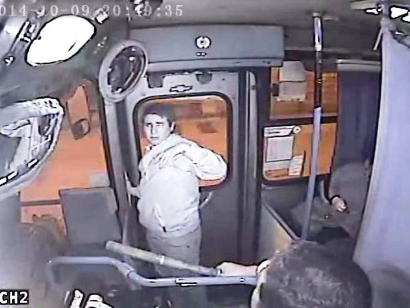 Conductor de autobús da su merecido a 'torpe' ladrón