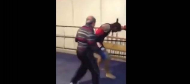Anciano deja en ridículo a un joven boxeador en el cuadrilátero