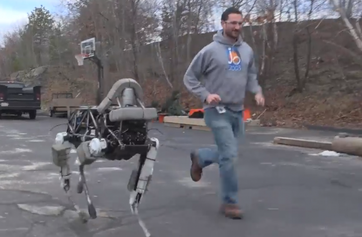 Este video de Boston Dynamics, de Google, parece centrarse en algo que podría calificarse como abuso “animal” contra Spot, un robot cuadrúpedo.