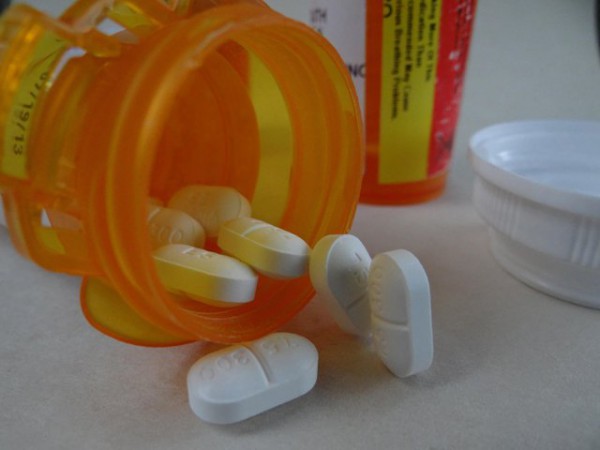 La prescripción de ibuprofeno debe tomar en cuenta el riesgo cardiovascular del paciente, señala una revisión europea a la administración del conocido analgésico.