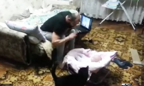 Un video de YouTube muestra a un gato defendiendo a un bebé de los ‘golpes’ que le propinaba su padre.
