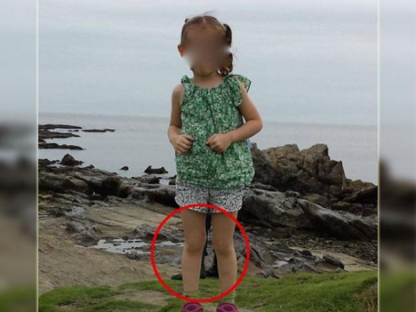 Los padres de una niña se llevaron una gran sorpresa al ver las supuestas piernas de un samurái en la foto de su hija.