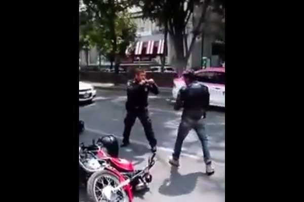 Policía y motociclista protagonizan pelea callejera