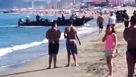 A la vista de turistas, narcos desembarcan droga en playa