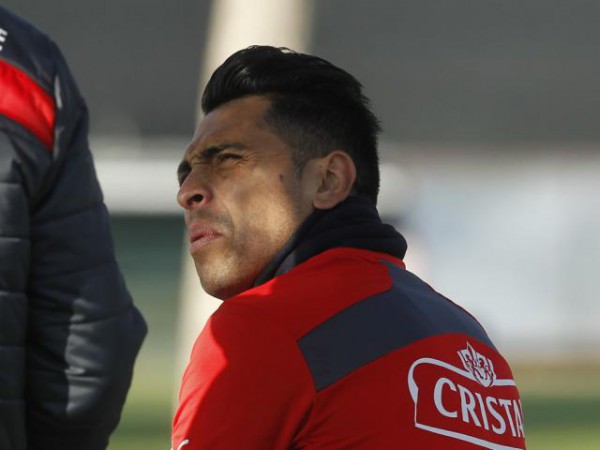 La Conmebol sancionó de oficio al defensar chileno quien no jugará el lunes frente a la selección peruana.