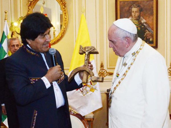 El intercambio de regalos entre Evo Morales y el papa Francisco se realizó tras la reunión privada que celebraron durante casi media hora en el Palacio Quemado.