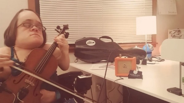 La talentosa violinista ganó un concurso en EEUU. | Fuente: YouTube: Gaelynn Lea