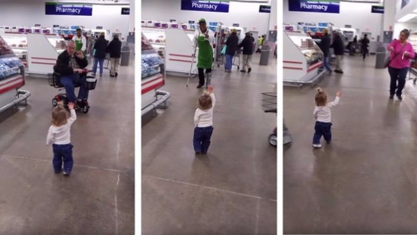 Niña saluda a todos en un supermercado | Fuente: YouTube:Caitlin Hicks