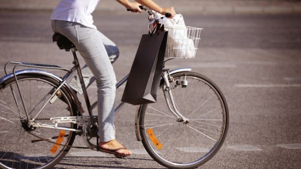 Si tu trabajo no te queda muy lejos, puedes dejar el auto e ir en bicicleta. | Fotógrafo: Getty Images