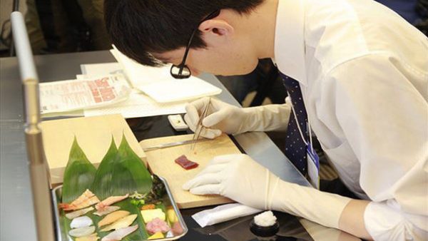 Hospitales en Japón seleccionan a sus futuros cirujanos tomándoles un examen con origamis minúsculos, sushi e insectos.