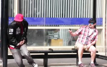 VIDEO : Robarle el celular a este hombre ‘dormido’, fue un grave error VIDEO : Robarle el celular a este hombre ‘dormido’, fue un grave error