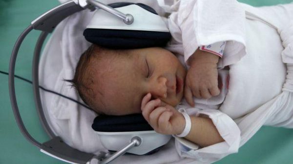 Especialistas compararon la evolución de 20 bebés de 9 meses a quienes enseñaron a reproducir ritmos musicales